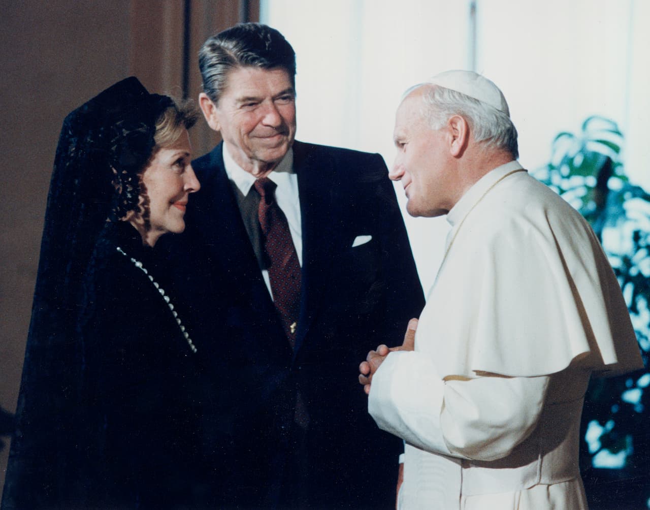 <b>Juan Pablo II y Ronald Reagan</b>
<br>
<br>Según AP, durante la primera visita al Vaticano en 1982
<b> </b>Reagan lucía cansado mientras el papa hablaba de las crisis en las Islas Malvinas y el Líbano. Dos años después, en 1984, Estados Unidos estableció
<a href="https://history.state.gov/countries/holy-see"><u>relaciones diplomáticas formales entre los Estados Unidos y el Vaticano</u></a>.
<br>