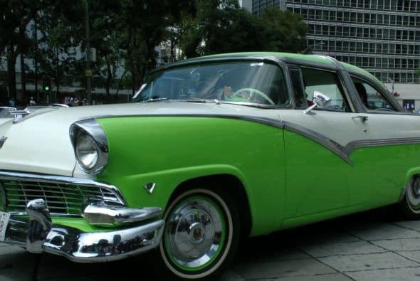 Casi dos mil vehículos clásicos desfilaron por las calles de la Ciudad de México para romper el Récord Guinness de más autos de este tipo en movimiento. Transitaron mil 721 autos, lo que superó la marca de Holanda, cuyo récord era de 948 vehículos. De acuerdo con las autoridades, el paso de estos autos clásicos fue visto por 250 mil asistentes. Circularon autos Datsun 1300, Jaguares, MG 59, Chevrolet apache, Alfa Romeo, Mercury, Porche, entre otros, que atrajeron la atención de capitalinos y visitantes. El paso de los vehículos fue interrumpido por el calentamiento de algunos que se quedaron en el camino y provocaron “cuellos de botella”; sin embargo, los organizadores confiaron en que los vehículos llegarían a la meta.