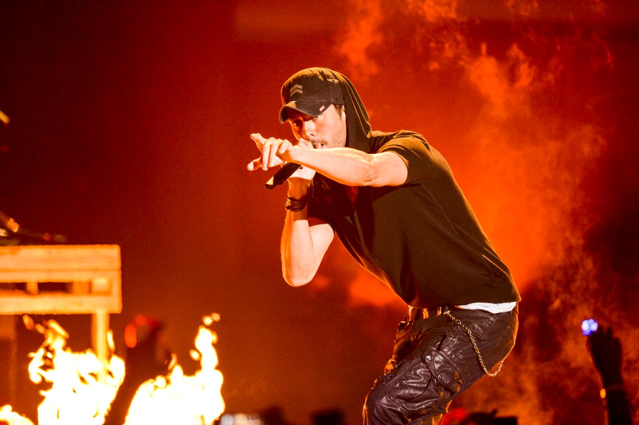 Enrique Iglesias hizo vibrar el escenario de #PremiosJuventud con un medley de sus grandes éxitos con los que puso a bailar a todos.