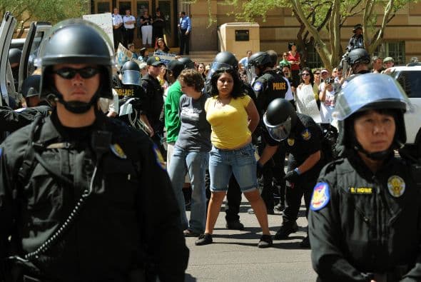 Un proyecto legislativo aprobado por el Senado el miércoles para tomar medidas enérgicas contra la inmigración ilegal en Oklahoma está desatando críticas de los demócratas, que dicen que el proyecto de ley ataca injustamente a los inmigrantes trabajadores, y de algunos republicanos conservadores, quienes consideran que no hace lo suficiente para penalizar a las empresas que emplean a indocumentados.