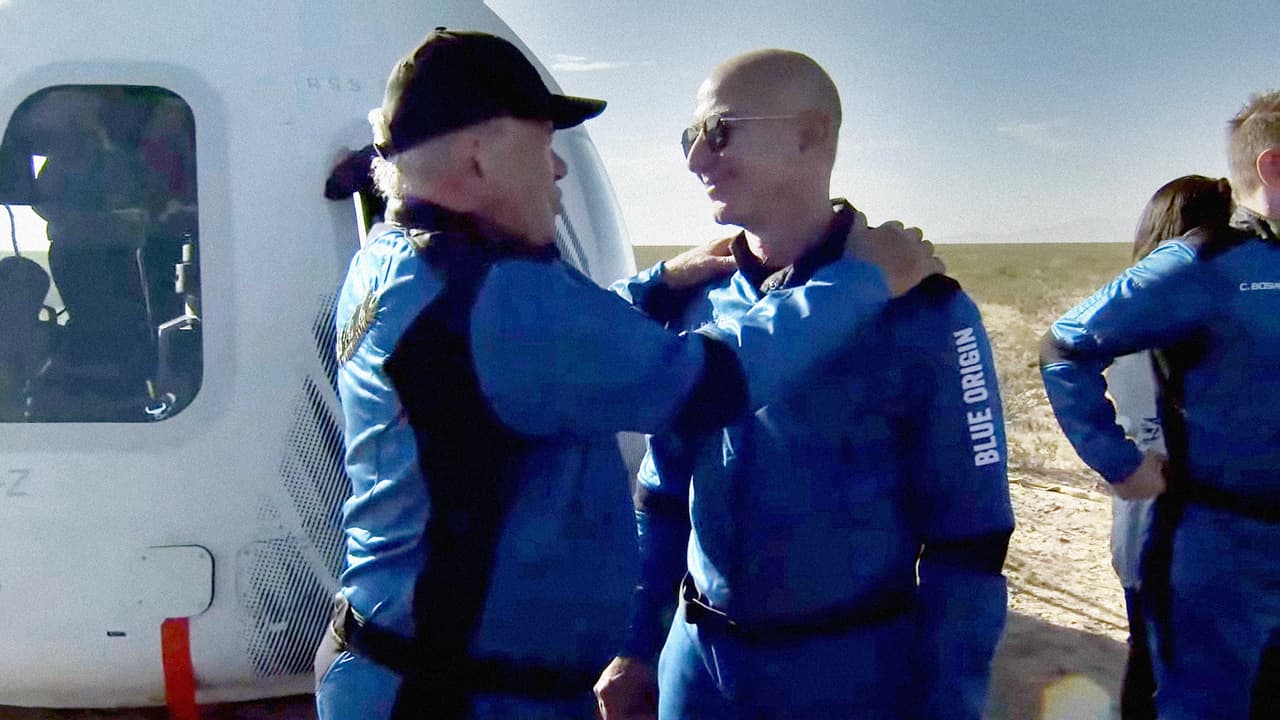 “Todos ustedes están haciendo un gran trabajo pero tú me diste la experiencia más profunda y extraordinaria que he tenido”, dijo entre lágrimas William Shatner a Jeff Bezos al salir de la cápsula espacial.
<br>
<br>El actor de 90 años llegó al borde del espacio en una nave de Blue Origin, la compañía aeroespacial del fundador de Amazon.