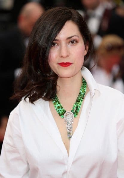 Los accesorios aportan un toque elegante y sofisticado en este color.