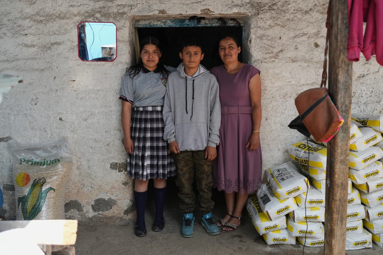 Mirsy Maricela Alva López, derecha, y sus hijos, Ederson, centro, y Briseidy posan en su casa en San Martín Cuchumatán, Guatemala, el jueves 30 de abril de 2026. (Foto AP/Moises Castillo)