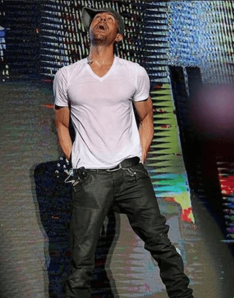 Aunque no se descubra por completo, él sabe cómo destacar las partes más trabajadas de su cuerpo.