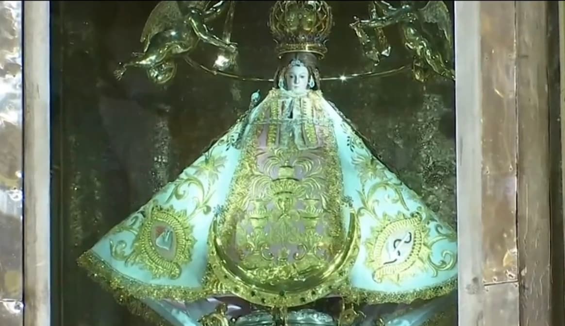 Ambos padres se acercaron, junto a la pequeña, el pasado 7 de abril hasta la catedral para venerar a esa Virgen, de apenas 13 pulgadas y elaborada por artesanos de Michoacán en el siglo 17 a base de pasta de caña. 
<br>