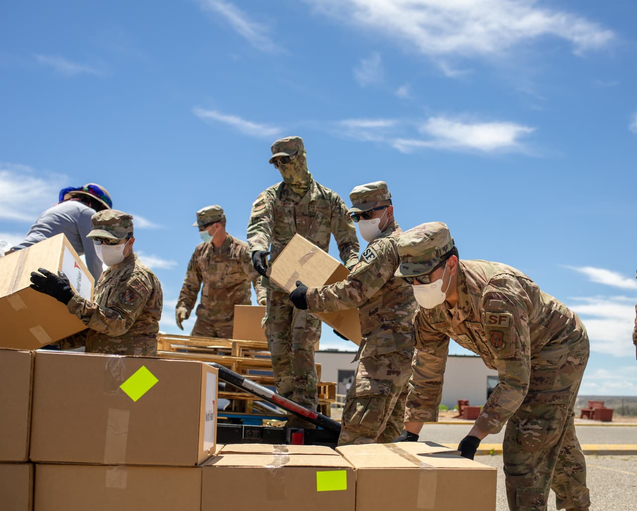 Los miembros del servicio de la Fuerza Aérea distribuyen alimentos y suministros a las familias Navajo en el Consejero de la Reserva de Nación Navajo, Nuevo México. La Nación Navajo tiene el mayor número de casos positivos de coronavirus per cápita en Estados Unidos.