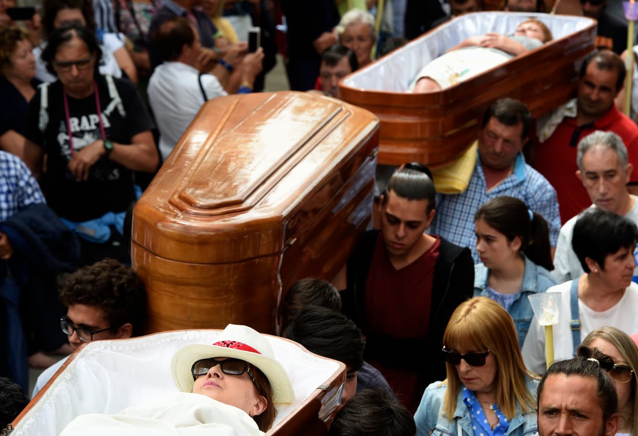 Modesto Gómez, un restaurador de 70 años que asiste a la procesión desde que era niño, afirma que no hay nada de siniestro en esta fiesta, aún cuando el permanecer en el ataúd puede ser exigente física y mentalmente. "Esto es un culto a la vida. Personas que en momentos difíciles se han ofrecido a un sacrificio muy importante, que es meterse en un ataúd", dijo.