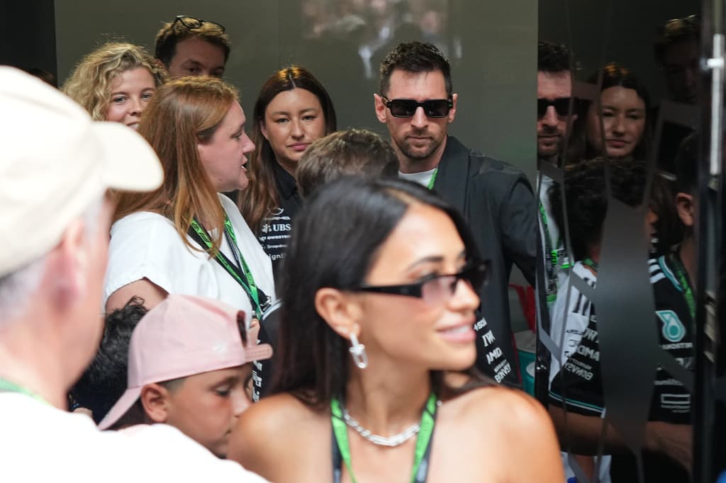Lionel Messi sale del garaje de Mercedes durante el Gran Premio de Fórmula Uno de Miami.