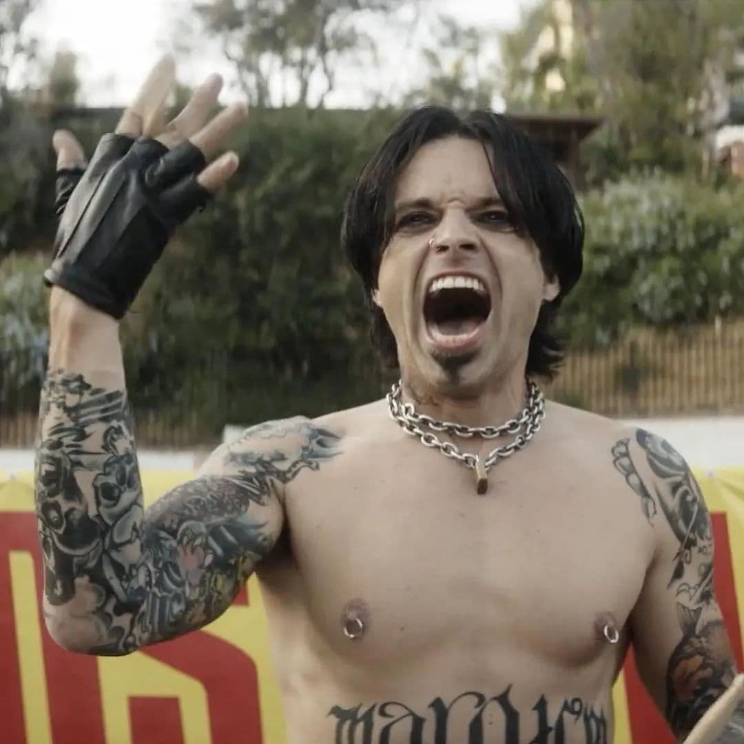 La serie limitada también está protagonizada por Sebastian Stan como el ex marido de Anderson, Tommy Lee.