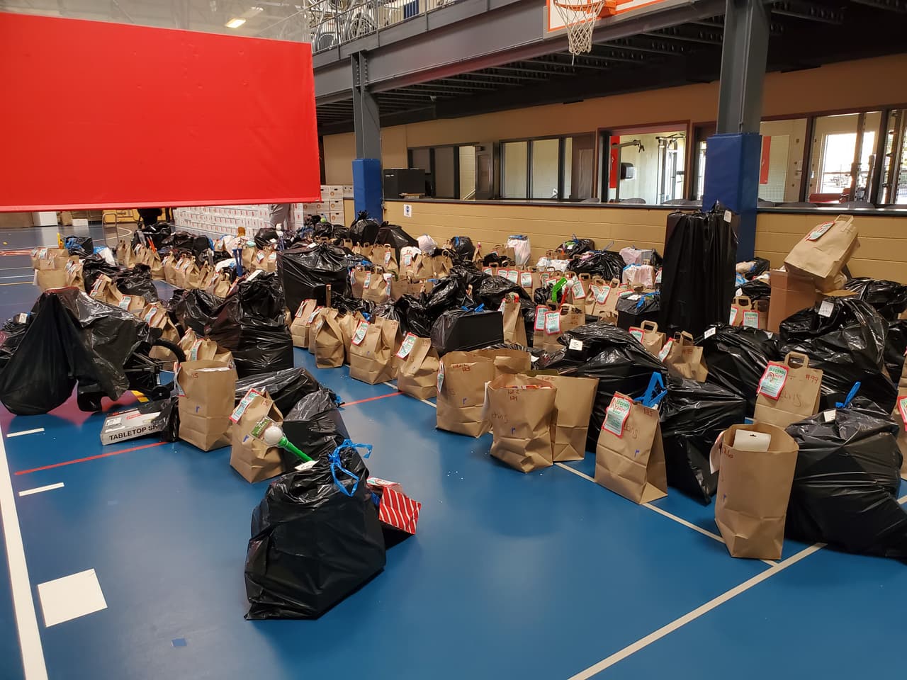 Estas bolsas contienen los juguetes y regalos que donantes compraron para los niños con la esperanza de asegurarles una temporada festiva cálida y alegre.