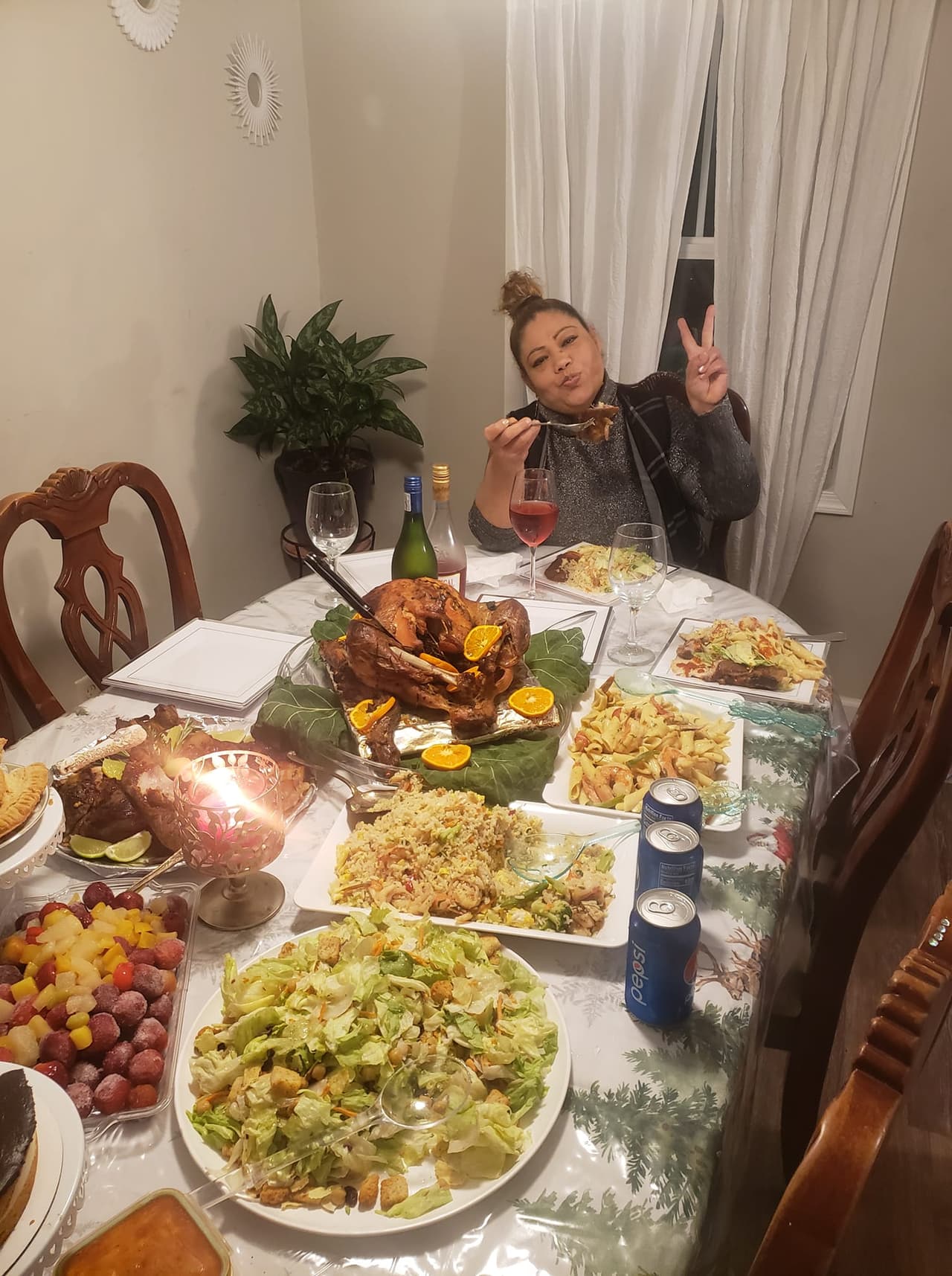 Carmen Solís se le ve feliz disfrutando de su cena de Acción de Gracias con un enorme pavo, una ricas ensaladas y una variedad de frutas.