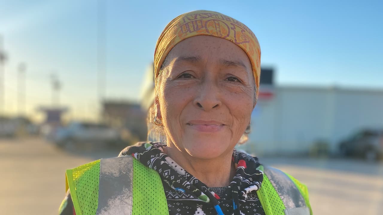 Martha Zepeda, madre de Alondra, dijo que trató de ocultar la mala noticia del desalojo a su hija, pero no fue posible. Alondra se enteró y la reacción "le llenó de gusto el corazón".