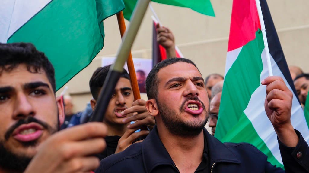 El lunes 16 de octubre de 2023, cientos de manifestantes palestinos en Beirut pretendían llegar a la residencia del embajador de Francias pero las fuerzas de seguridad libenesas se lo impidieron,