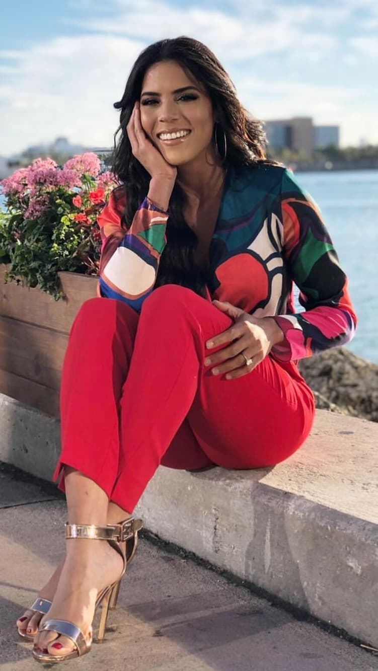 La también actriz dijo recientemente durante la transmisión en vivo de Despierta América que le da mucha ilusión convertirse en madre, sin embargo, aún no está embarazada como lo interpretaron sus fanáticos en la celebración de los 2 millones.