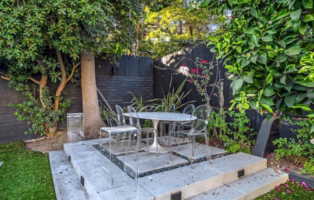 Incluye una chimenea en la que seguramente alrededor de ella, la actriz vivió noches acogedoras al lado de su hijo, hoy de 5 años.
<br>