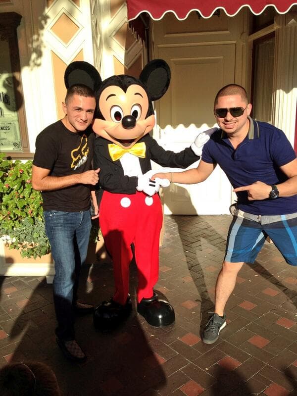 Larry Hernández se la pasa de maravilla cada vez que acude a Disneylandia y no deja de hacerle travesuras al 'ratón Miguelito'.