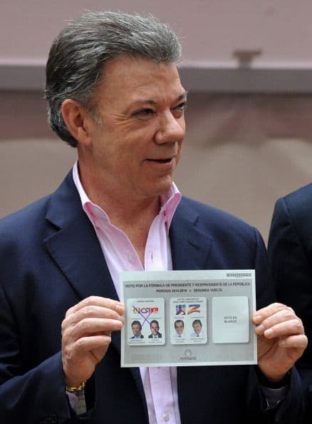 Santos votó poco después de la apertura de los colegios electorales en la mesa 66.