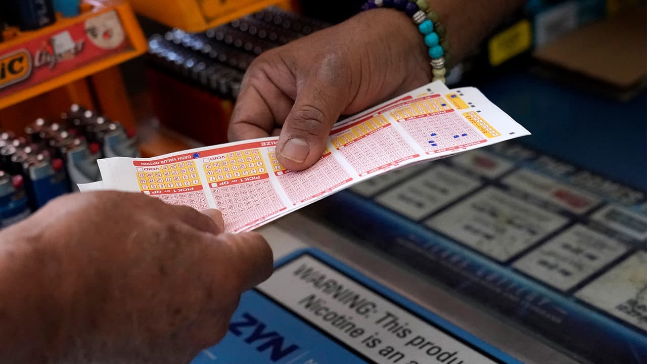 Si se decide por la opción en efectivo, el ganador cobraría $780.5 millones de dólares, de los que recibiría “solamente” $556 millones, luego de pagar $187.3 millones a la federación y $38.6 a Illinois.