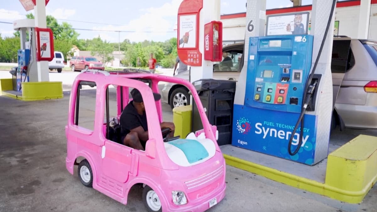 Este hombre conduce un carrito rosa de Barbie para gastar menos en gasolina 