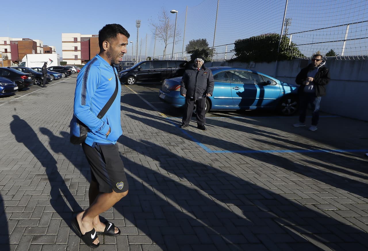 Aquí Carlos Tévez, una de las máximas figuras del equipo Xeneize, haciando su arribo a las instalaciones de Las Rozas.
