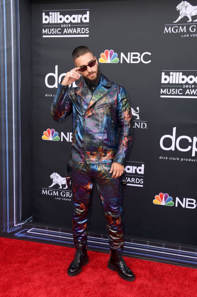 El cantante colombiano desfiló solo por la alfombra roja con un traje tornasol y lentes oscuros. Por su parte, Madonna brilló por su ausencia en la pasarela.