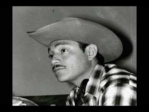 El cantante de: 'En mi viejo San Juan', 'Sombras nada más' o 'Entrega total'. murió en abril de 1966, pero sus canciones aún son de las preferidas de los enamorados, por algo se le llamó 'El rey del bolero ranchero'.