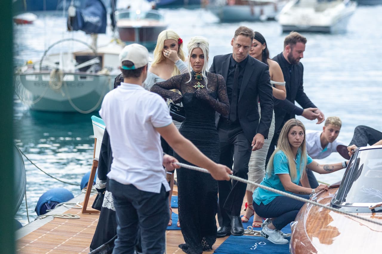 El largo vestido negro tenía detalles de encaje con un corte de cola de pez, mangas largas y cuello alto. 
<br>