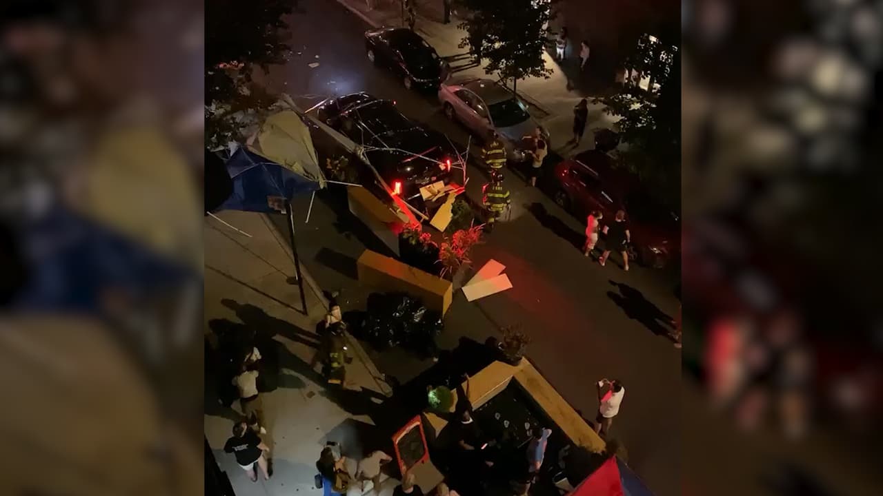 Auto se estrella contra restaurante al aire libre en Manhattan tras chocar con otro vehículo 