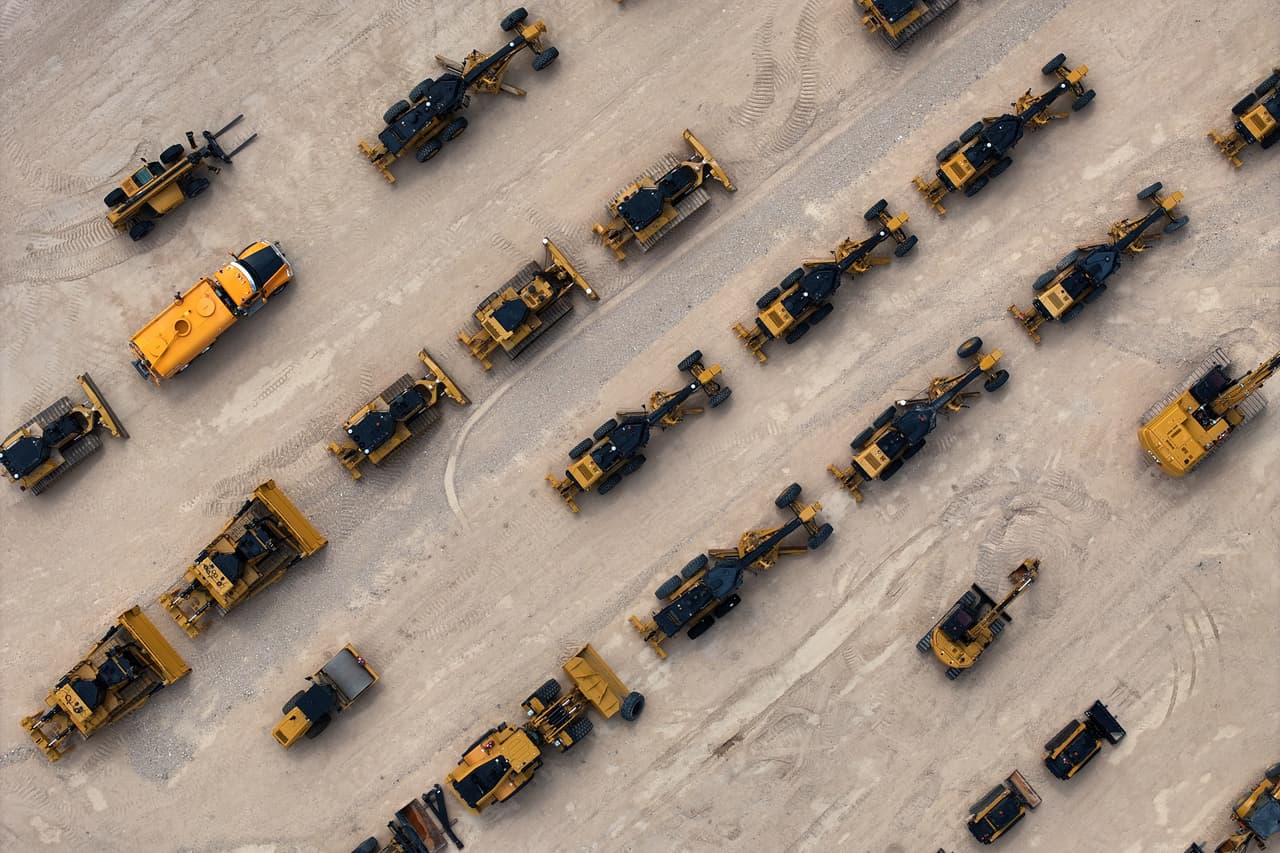 Maquinaria pesada destinada a trabajos en barreras fronterizas y carreteras se almacena en un depósito el viernes 25 de septiembre de 2026, cerca de Terlingua, Texas.