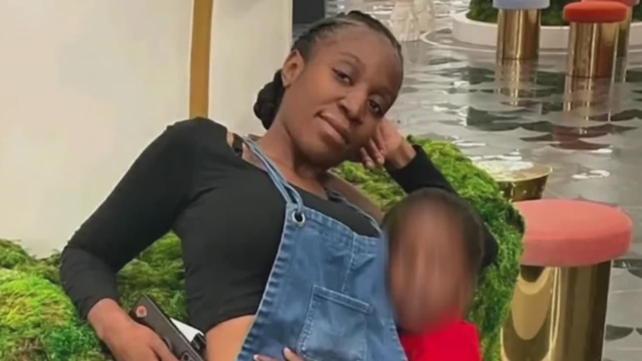 <b>Dos niños mueren apuñalados en su hogar: la madre está bajo custodia</b>
<br>
<br>Dos niños fueron asesinados en un refugio para familias. El padre encontró a los pequeños gravemente heridos en el baño, pero fue muy tarde para salvarlo. La madre fue formalmente acusada y se encuentra bajo custodia.