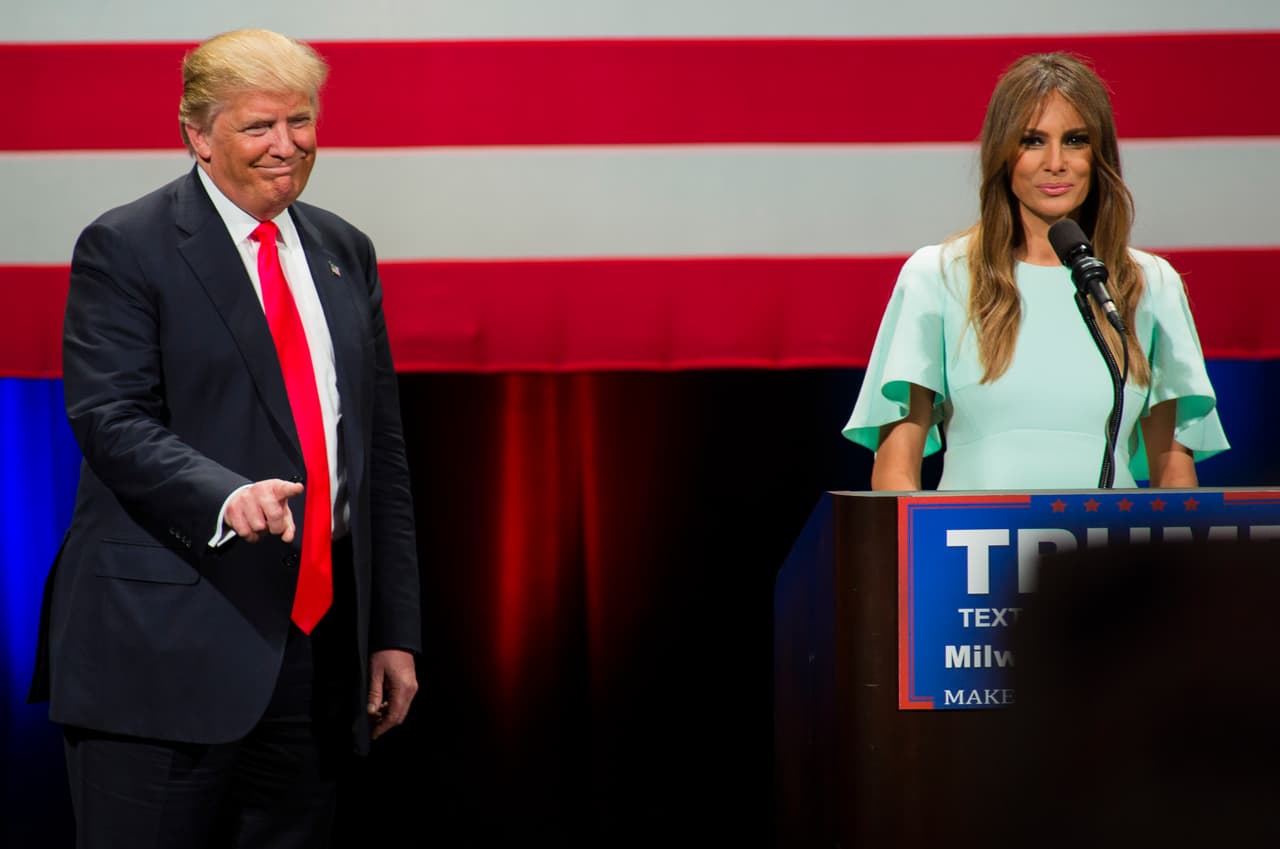Melania eligió un color claro y que sobresaltaba su belleza para el inesperado discurso que dio en Milwaukee, Wisconsin. Una alocución que buscaba influir en el electorado para darle ventaja a Trump y que además intentaba desvanecer las amplias polémicas que Trump mantuvo con las mujeres por esos días.