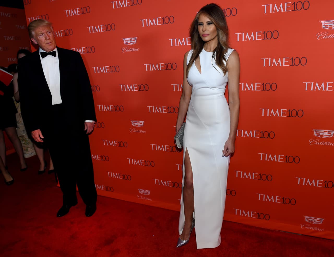 Lejos de los escándalos por su pasado y sus fotos ligera de ropa, Melania ha sabido ir consolidando una imagen que incluso ha servido para suavizar la percepción que se tiene de Trump. En escenas como esta -que se dio en la alfombra roja de la gala de las 100 personas más influyentes de Time-, se hace evidente cómo Melania le empieza a interesar a los reporteros incluso más que el mismo candidato. Es interesante ver cómo un personaje que se mostraba como una tímida acompañante empieza a reclamar un nombre propio.