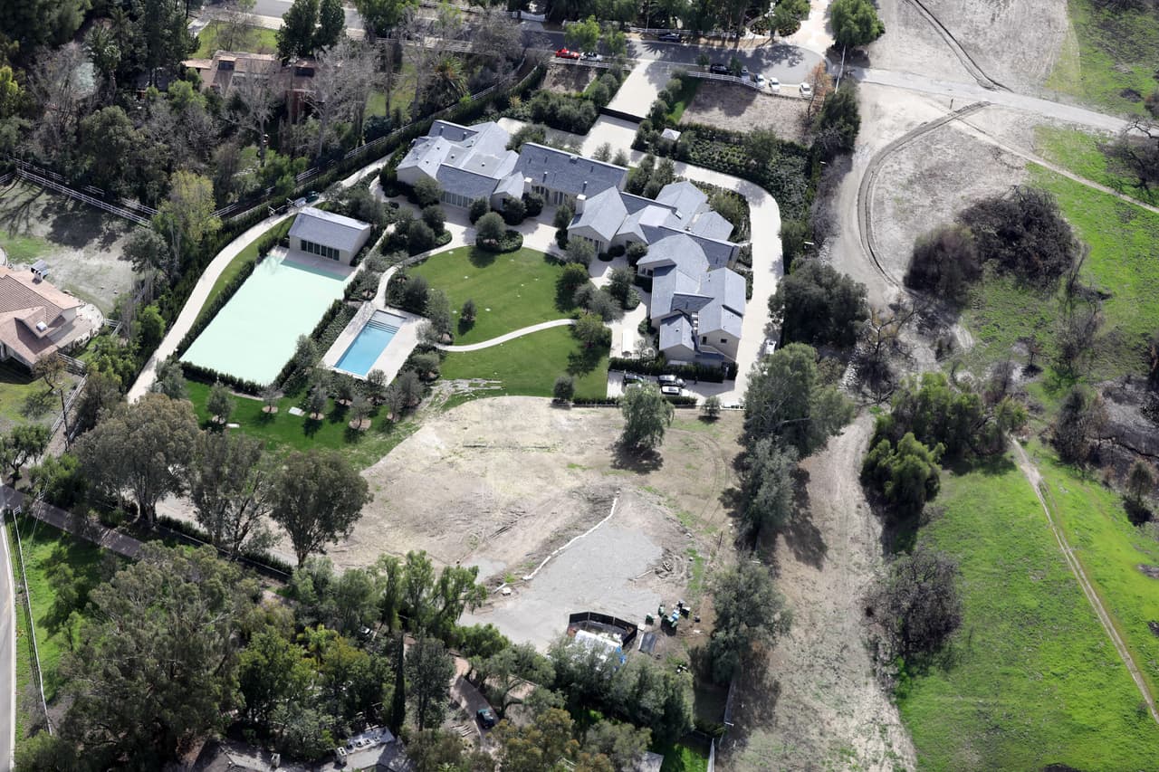 Entre las cláusulas los famosos acordaron la división de varios bienes que adquirieron en conjunto, entre ellos la 
<a href="https://www.univision.com/estilo-de-vida/parejas-superpoderosas-esta-es-la-exclusiva-lista-a-la-que-entran-jennifer-lopez-y-alex-rodriguez-fotos">mansión de Hidden Hills valuada en 60 millones de dólares</a>.