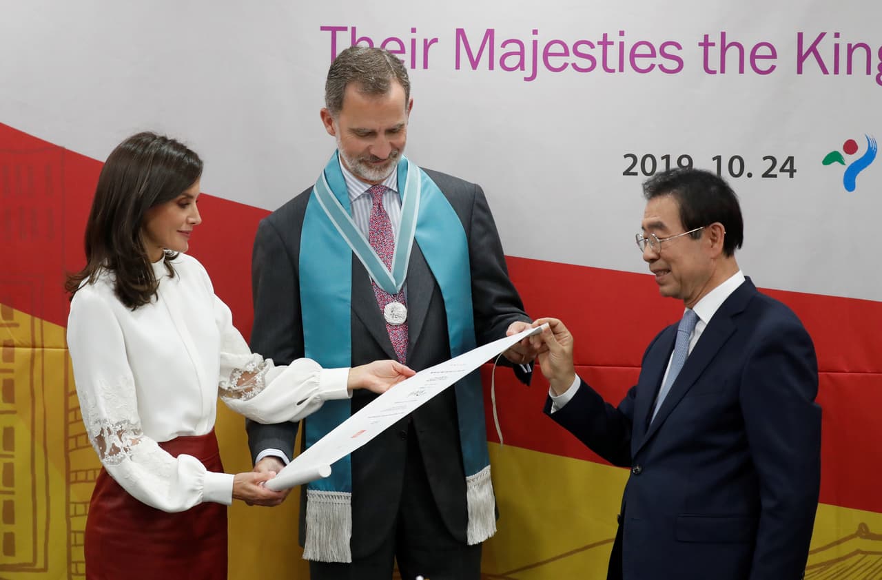 Ambas integrantes de la realeza lucieron una falda de cuero rojo tipo lápiz.