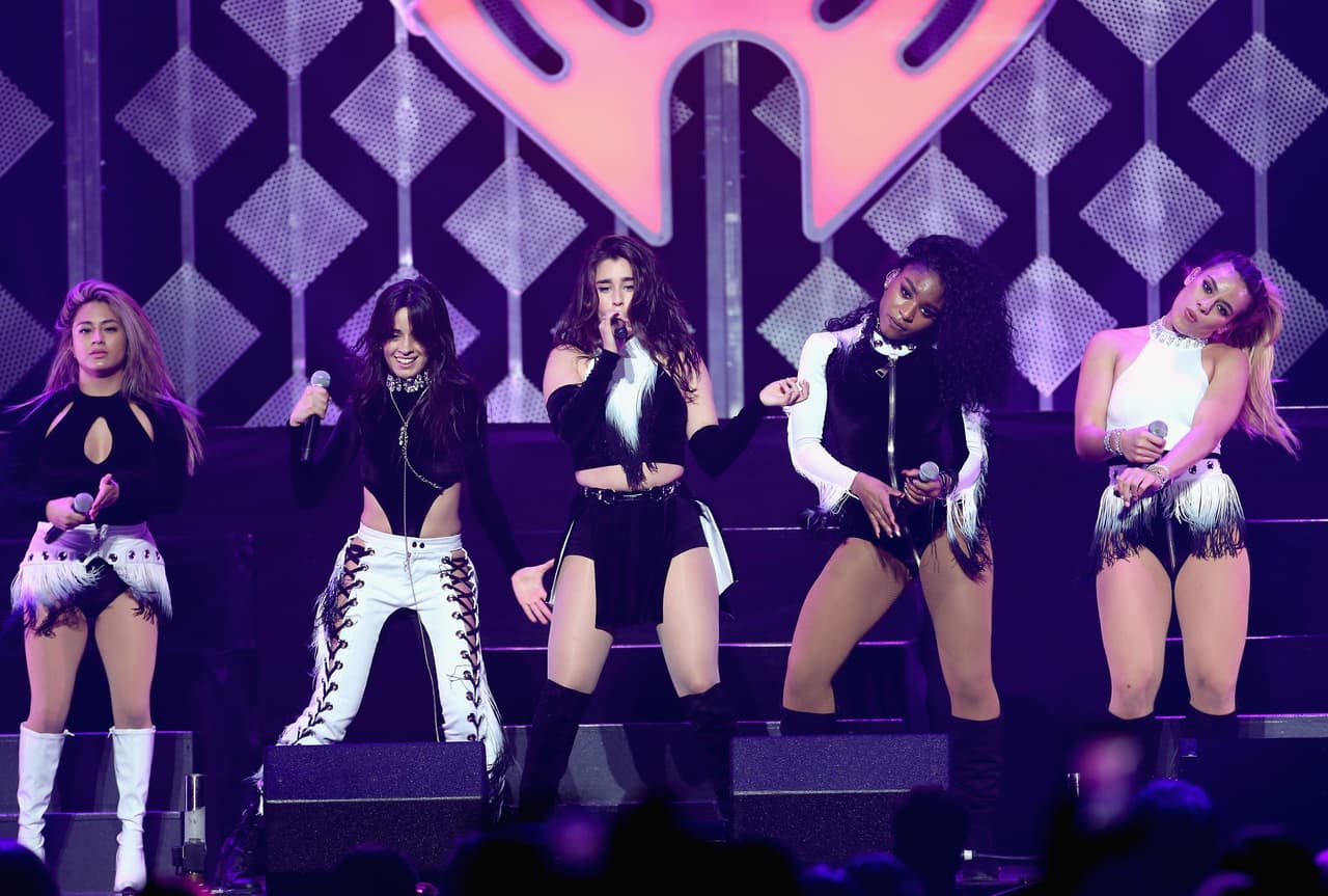 En 2012 las Fifth Harmony se convirtieron en un 'household name' gracias a Simon Cowell quien las volvió un grupo durante el reality The X-Factor. Sin embargo, en diciembre de 2016 las Fifth anunciaron en su cuenta de Twitter que Camila Cabello se iría del grupo. Lo que vino después fue una serie de dimes y diretes: que las Fifth sabían de los planes de lanzarse como solista de Camila, que las Fifth no lo sabían, que el anuncio se hizo sin el conocimiento de Cabello...en fin.