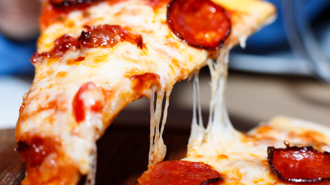 <h3 class="cms-H3-H3">Alimentos</h3>
<br>
<br>¿Dejaste alimentos en la guantera, en el asiento trasero o junto al volante durante horas? Posiblemente no sea buena idea considerarlo como parte de la cena. Los alimentos perecederos caducan a mayor velocidad durante una 
<b>alerta por calor extremo</b>.