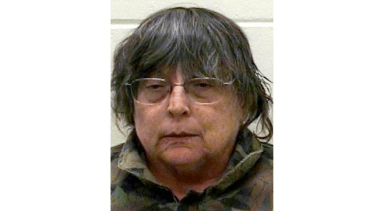 Esta mujer habría escondido el cadáver de su mamá para cobrar cheques de seguro social, según acusaciones