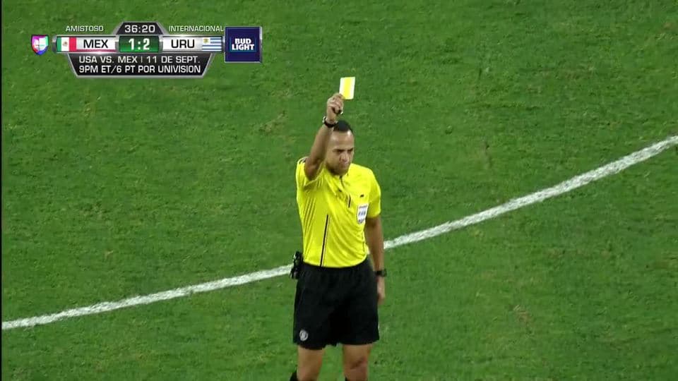 Tarjeta amarilla. El árbitro amonesta a Rodrigo Bentancur de Uruguay