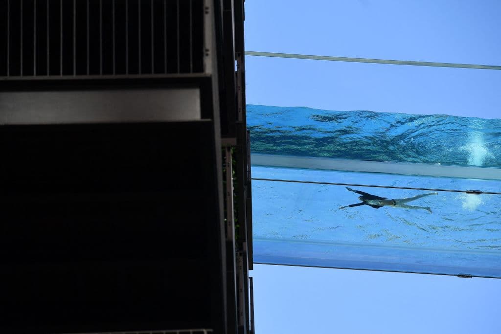 La piscina llamada 
<i><b>'Sky Pool'</b></i>
<b> (piscina del cielo) se encuentra en la exclusiva zona de Embassy Gardens</b>, muy cerca de la nueva embajada de Estados Unidos.