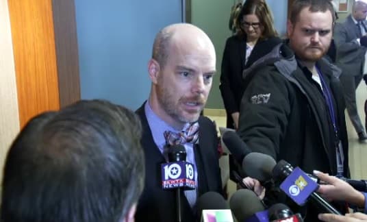 El acusado de un tiroteo en escuela de Texas gritaba y pataleaba mientras joven yacía baleada