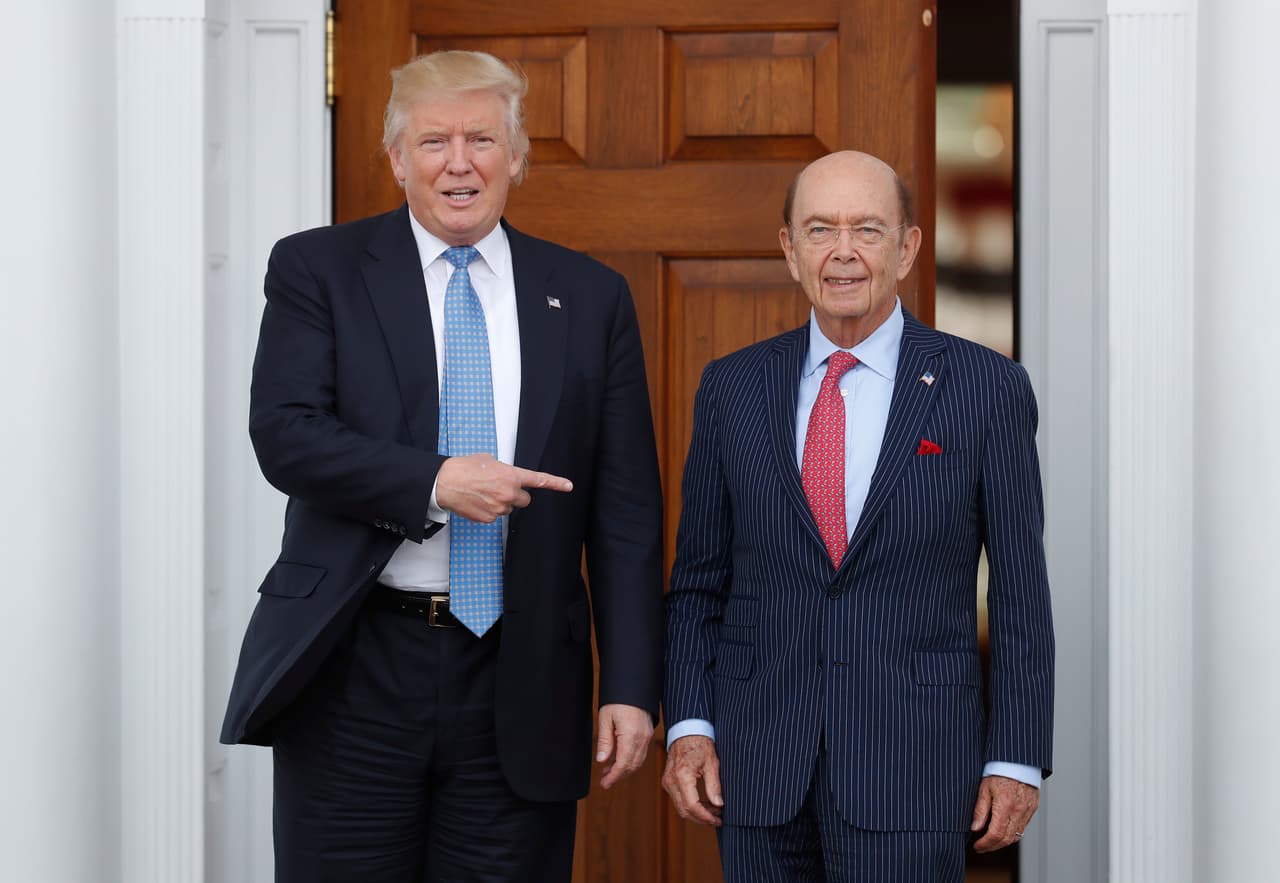 En 2015 Donald Trump comienza la carrera por la nominación por el partido Republicano y Wilbur Ross es el asesor financiero de la campaña. En 2016, Nexeo Solutions, una empresa de distribución de productos químicos, anuncia un acuerdo de fusión con W.L. Ross Holding Corporation. La integración de estas empresas está valorada en $ 1,575 millones de dólares. El 20 de noviembre de 2016, el presidente electo Donald Trump muestra a su nominado para Secretario de Comercio, en el hotel Trump National Golf Club en Bedminster, Nueva Jersey.