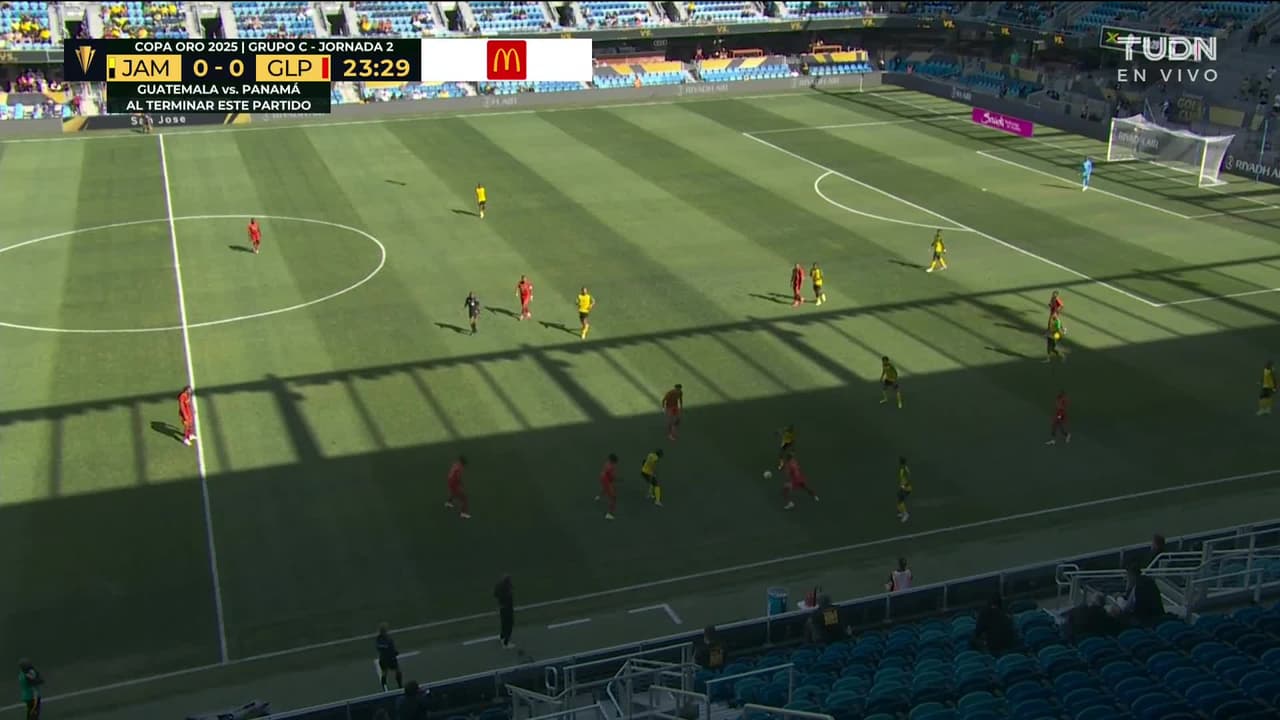 ¡CERCA! Leon Bailey disparó que se estrella en el poste.