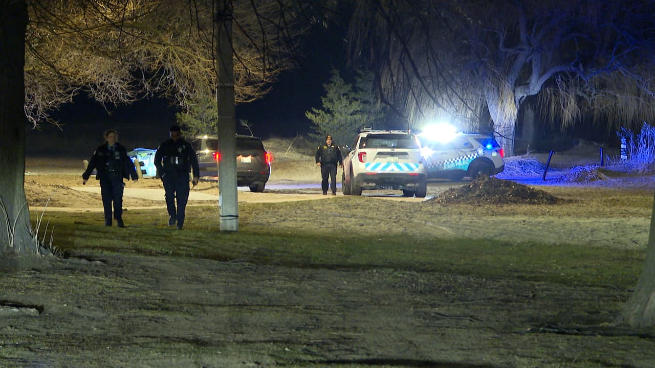 Un reporte del Chicago Tribune, dice que sospechoso, un hombre de 25 años identificado como "Rogers", fue localizado gracias a imágenes de cámaras de seguridad.
<b> Las autoridades lograron reconocerlo por una cojera característica y porque fue captado ingresando a un edificio cercano, donde se quitó la máscara.</b>
