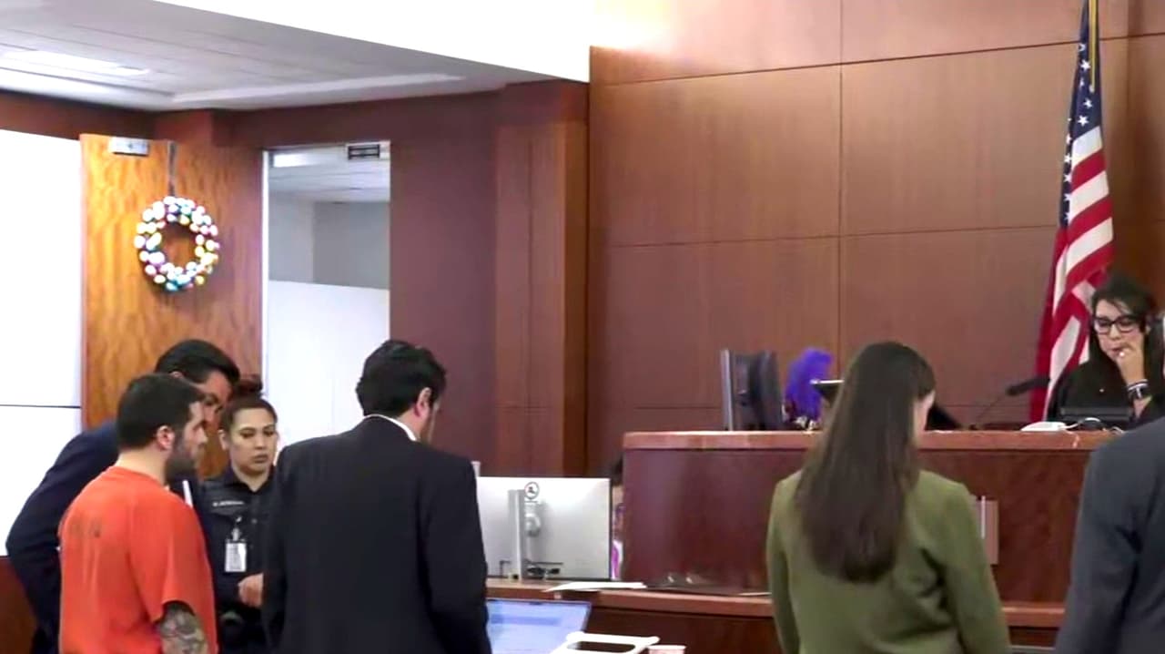 Se presenta en corte el acusado de asesinar a un niño hispano que tocó el timbre de su casa en Houston