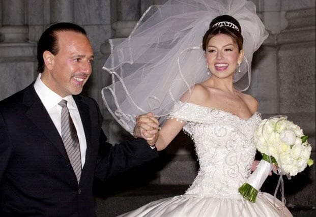 Pero su paso al altar fue real, ya que mientras grababa 'Rosalinda', conoció a Tommy Mottola, un adinerado empresario algunos años mayor que ella que robó su corazón. El 2 de diciembre del año 2000 la pareja contrajo matrimonio en Nueva York.