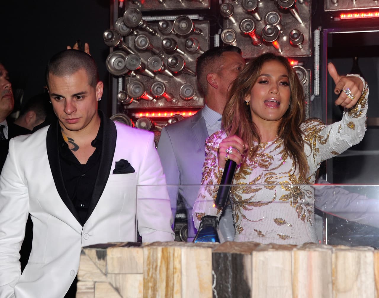 La pareja no ofrecía detalles de su relación, que con el paso de los días parecía ir creciendo.
<b><a href="https://www.univision.com/shows/despierta-america/esto-es-lo-que-enamoro-a-casper-smart-de-jennifer-lopez-incluyendo-un-talento-oculto-de-la-diva-del-bronx-video">'Casper' Smart estuvo con Jennifer López </a></b>en el hotel Bellagio, de Las Vegas, Nevada, cuando el 27 de mayo de 2012 ella presentó su sencillo 'Goin' In'.