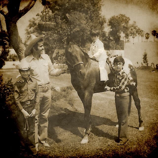 Así de lindos lucían los hijos de "El Charro de Huetitán", Vicente Fernández, a mediados de los 70's.