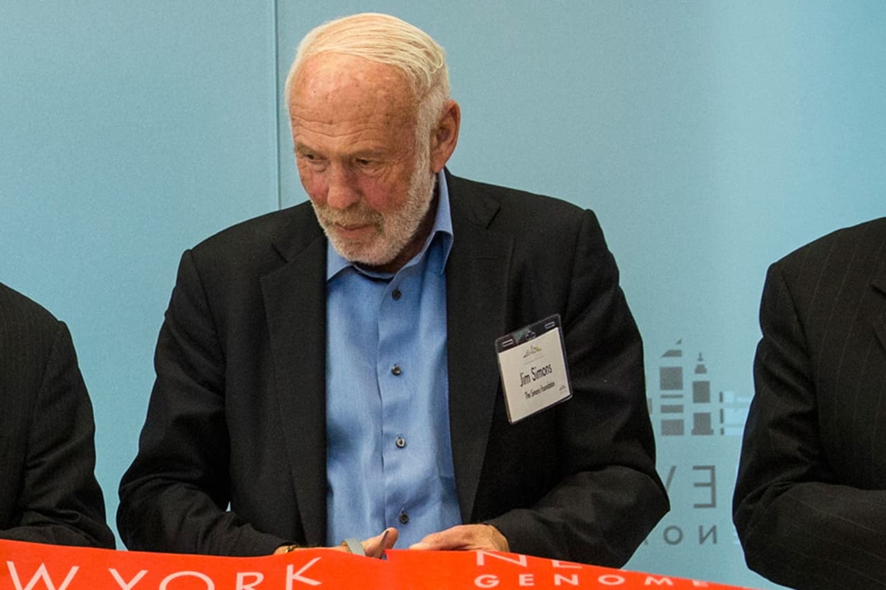 <b>Puesto 18. Jim y Marilyn Simons</b>
<br>
<br>Donaciones de por vida: 2,700 millones de dólares.
<br>
<br>Porcentaje del patrimonio neto donado: 10.3%.
<br>
<br>Patrimonio neto: 23,500 millones de dólares.
<br>
<br>Enfoque de sus aportes: investigación para la educación STEM (ciencia, tecnología, ingeniería y matemáticas, por sus siglas en inglés).
<br>
<br>Jim Simons, fundador de Renaissance Technologies, ha dedicado una buena parte de sus ganancias a la promoción de su disciplina favorita, las matemáticas. En 1994 creó junto a su esposa la Fundación Simons, desde donde canaliza los aportes.
<br>