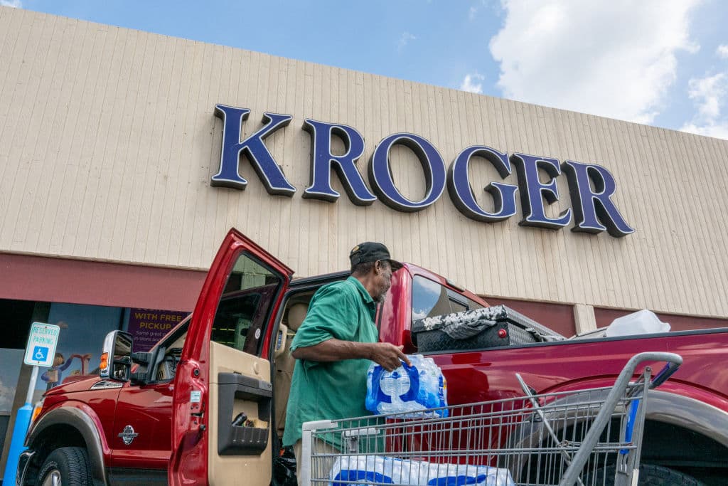 <h2 class="cms-H2-H2">Kroger</h2>
<br>
<br>
<b>- Acción de Gracias:</b> Sus tiendas permanecerán abiertas el jueves hasta las 4 pm. 
<br>
<br>
<b>- Black Friday: </b>Abrirán todas sus tiendas, pero antes de lo habitual. Recomiendan consultar en su página a qué hora lo hará el establecimiento más cercano a ti.