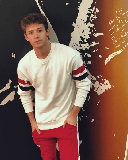 Matteo guarda un secreto que muy pronto descubrirás.